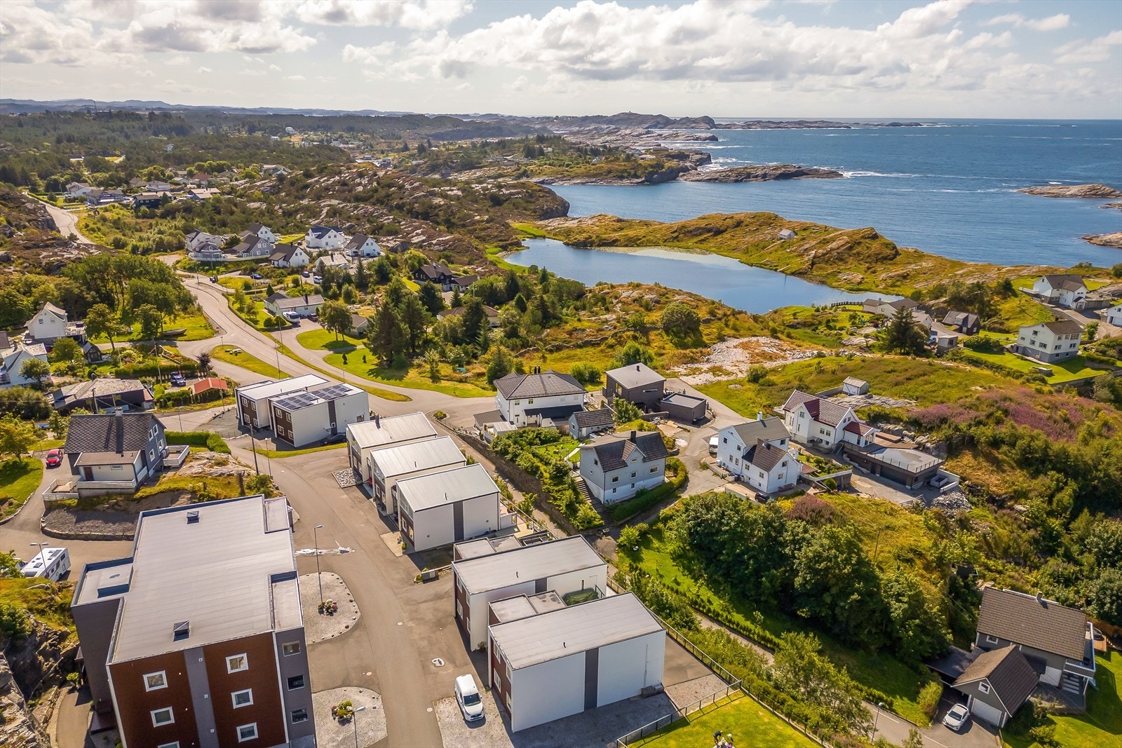 Her bor du i rolige og naturskjønne omgivelser med kort vei til sjøen, kystnatur og flotte turområder. Galleribilde