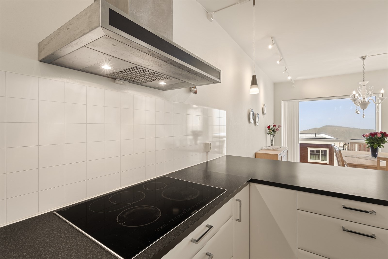 Her får du rikelig med skap- og benkeplass, laminert benkeplate med underlimt stålvask og kitchen boards over kjøkkenbenken. Galleribilde