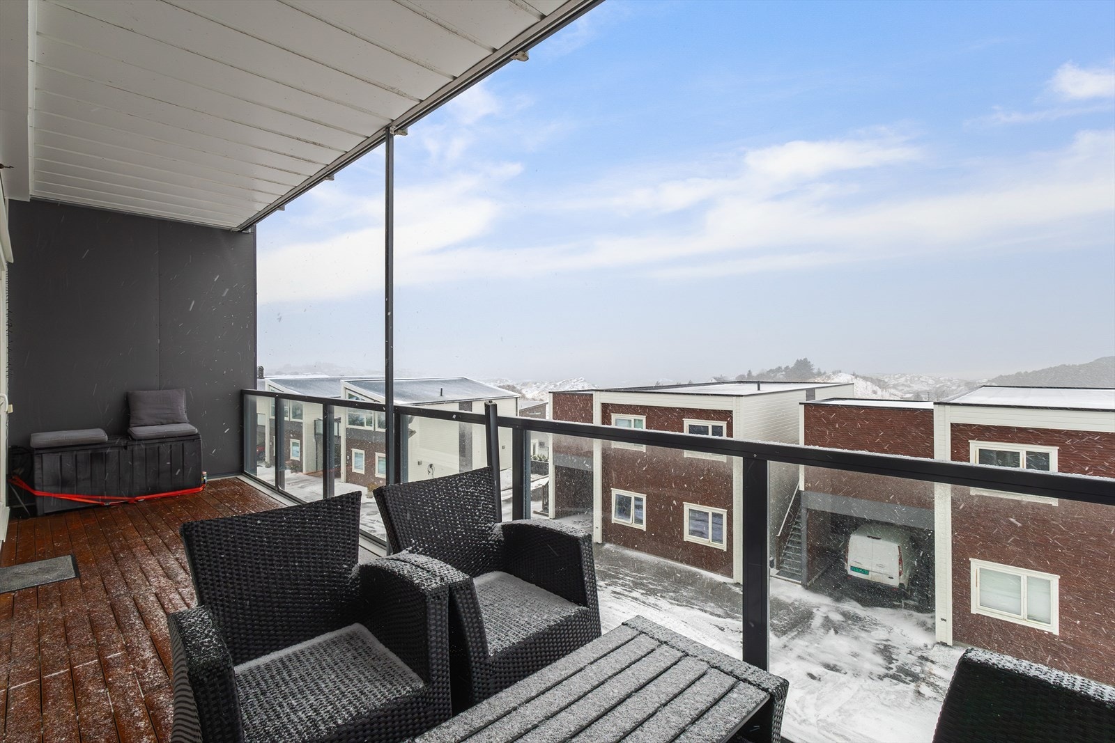 Altanen har glassrekkverk og byr på flott utsikt. Galleribilde