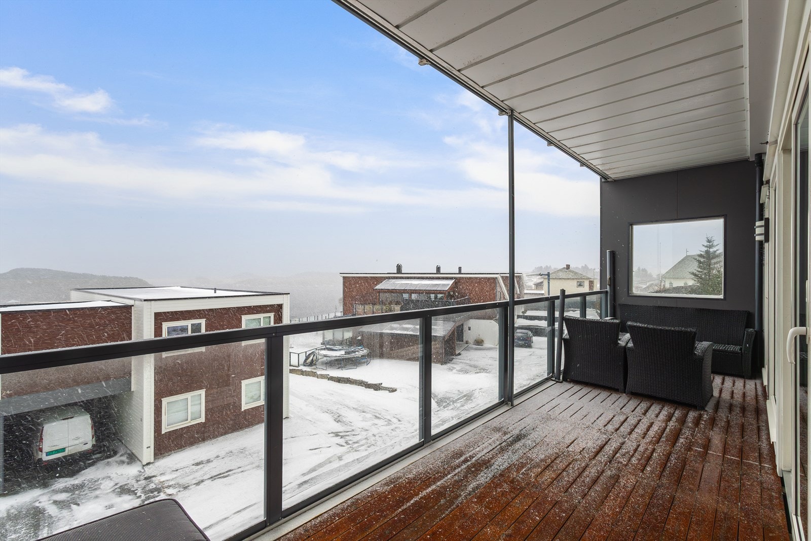 På den romslige altanen er det god plass til grill og utemøbler. Galleribilde