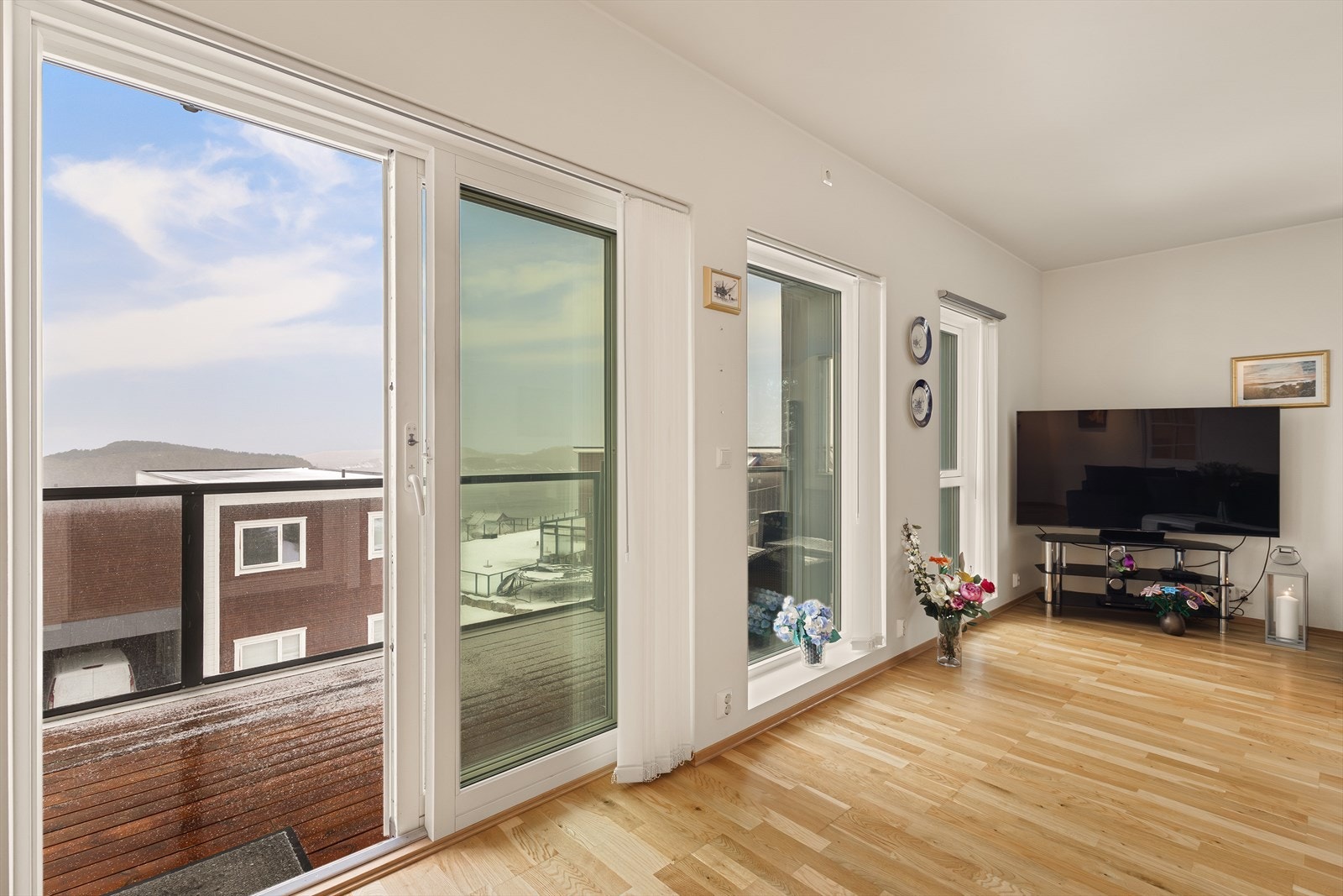 Fra stuen er det utgang til en romslig vestvendt altan på ca. 15 m². Galleribilde
