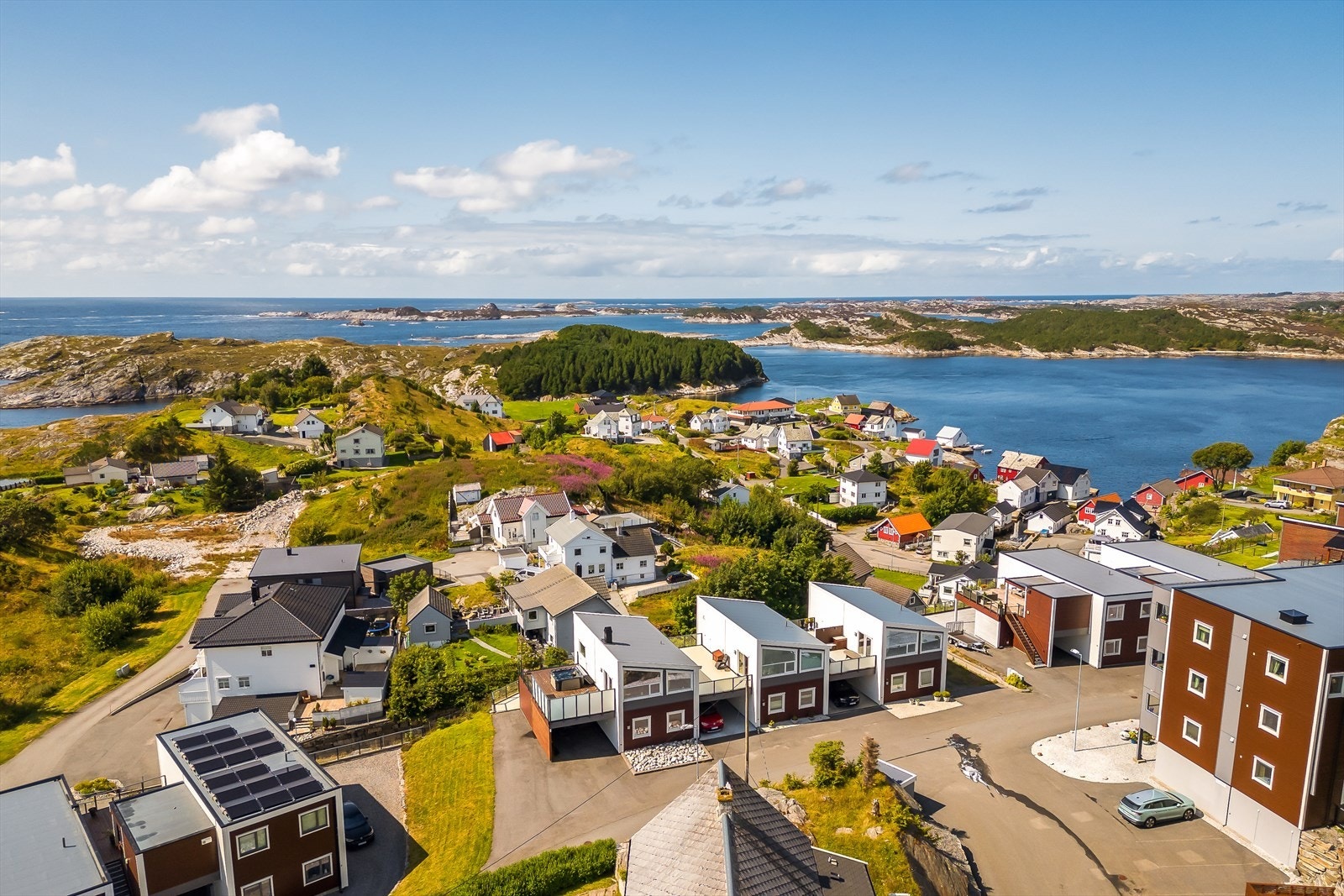 Her bor du i rolige og naturskjønne omgivelser med kort vei til sjøen, kystnatur og flotte turområder. Galleribilde