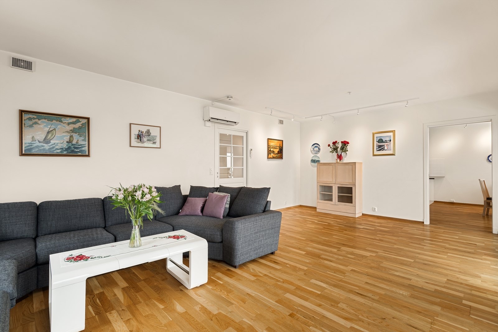 Varmepumpe bidrar til et behagelig inneklima gjennom hele året, med effektiv oppvarming på vinteren og kjøling på varme sommerdager. Galleribilde