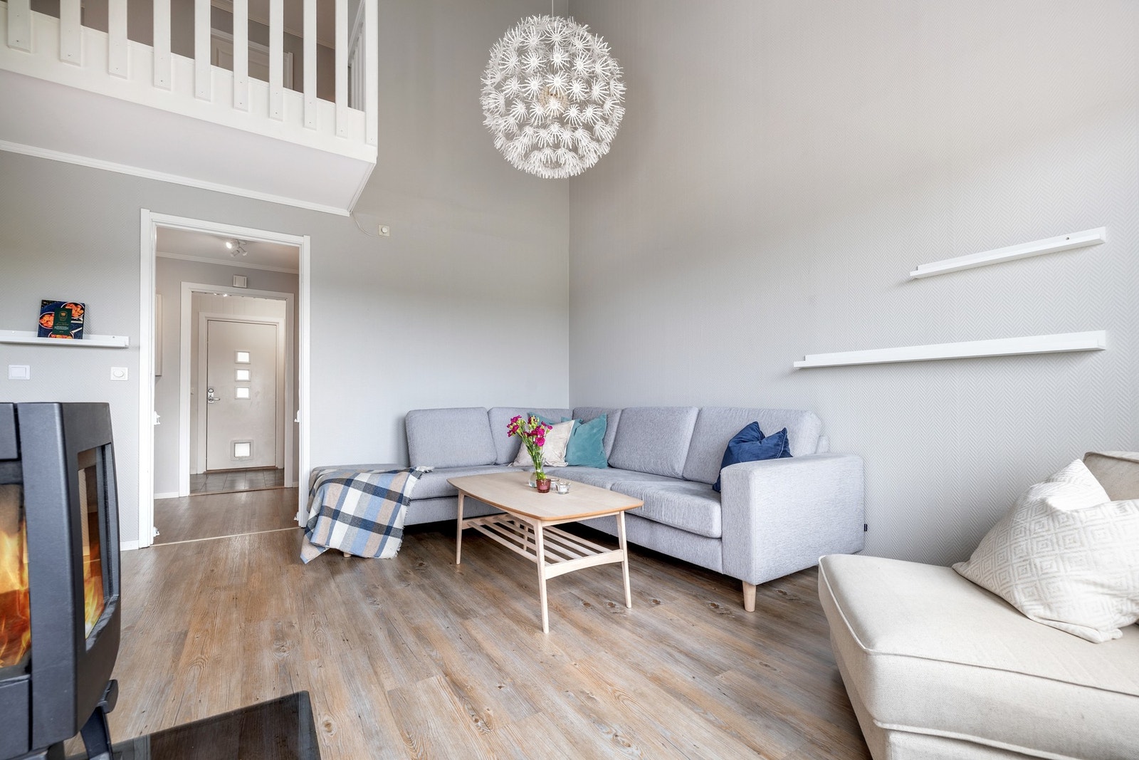 Stuen er lys og trivelig med god takhøyde, lysmalte vegger og laminatgulv. Galleribilde