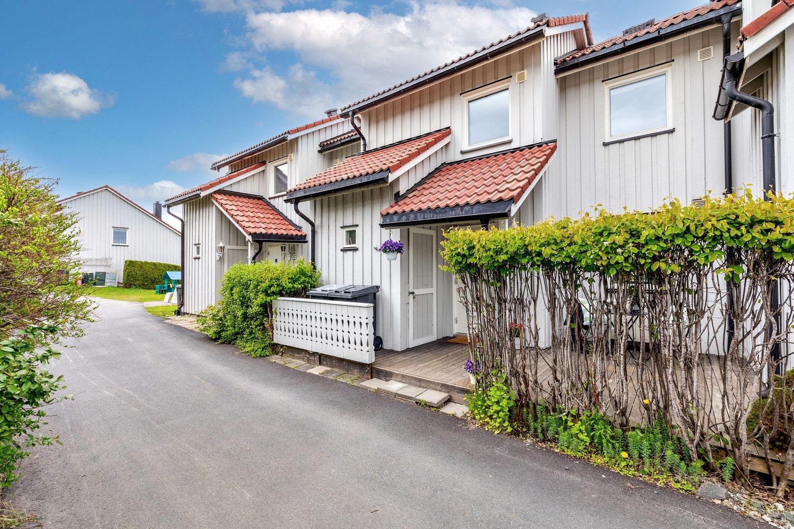 Rekkehuset ligger i et barnevennlig og grønt nærmiljø. Fra rekkehuset er det kort vei til barnehager, skoler, butikker og bussholdeplasser. Galleribilde