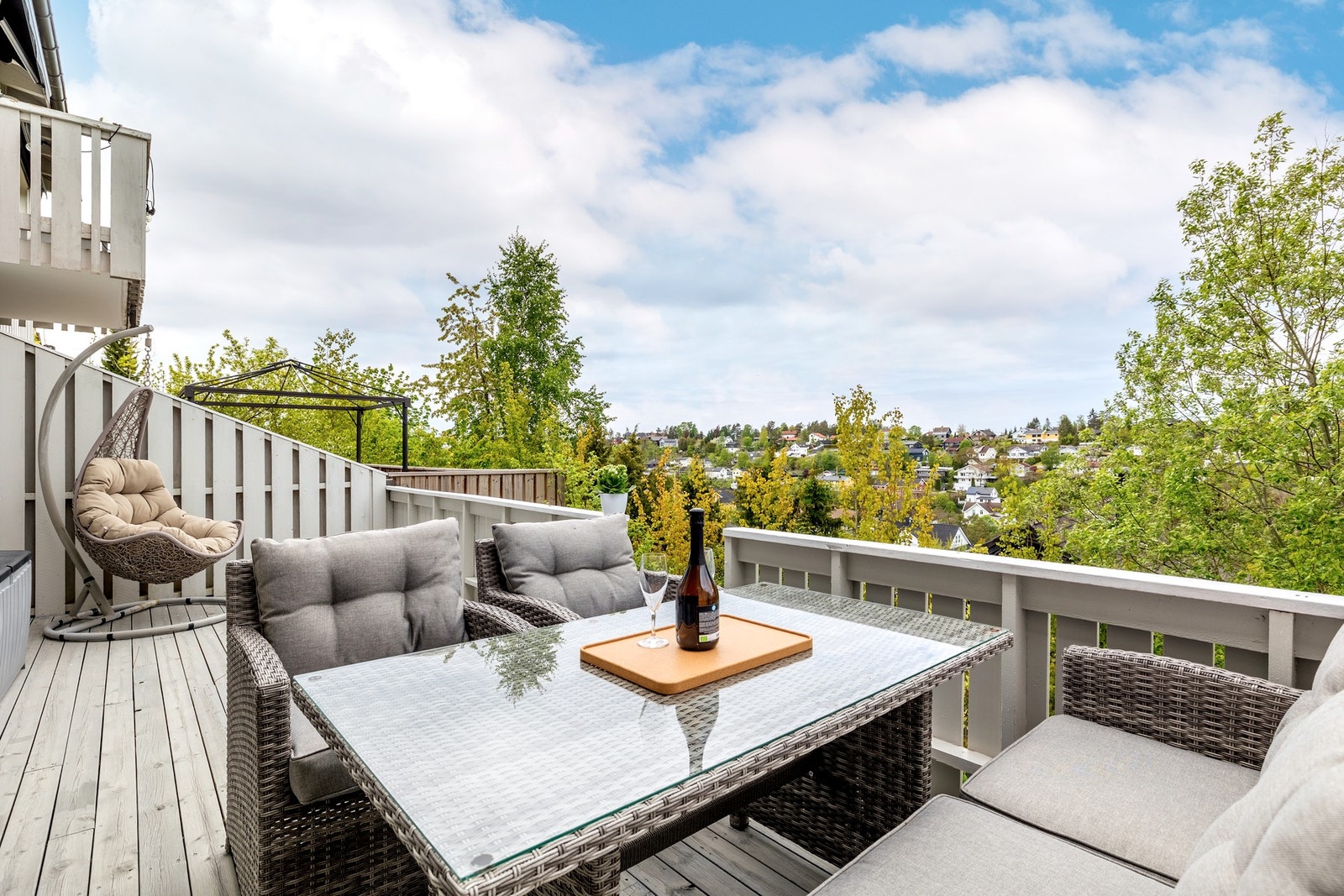 Romslig, vestvendt solrik og usjenert terrasseplatting på ca. 22 kvm. Her er det god plass til sittegruppe, spisebord og grill, perfekt for avslapning, lek eller sosiale sammenkomster med venner og familie. Galleribilde