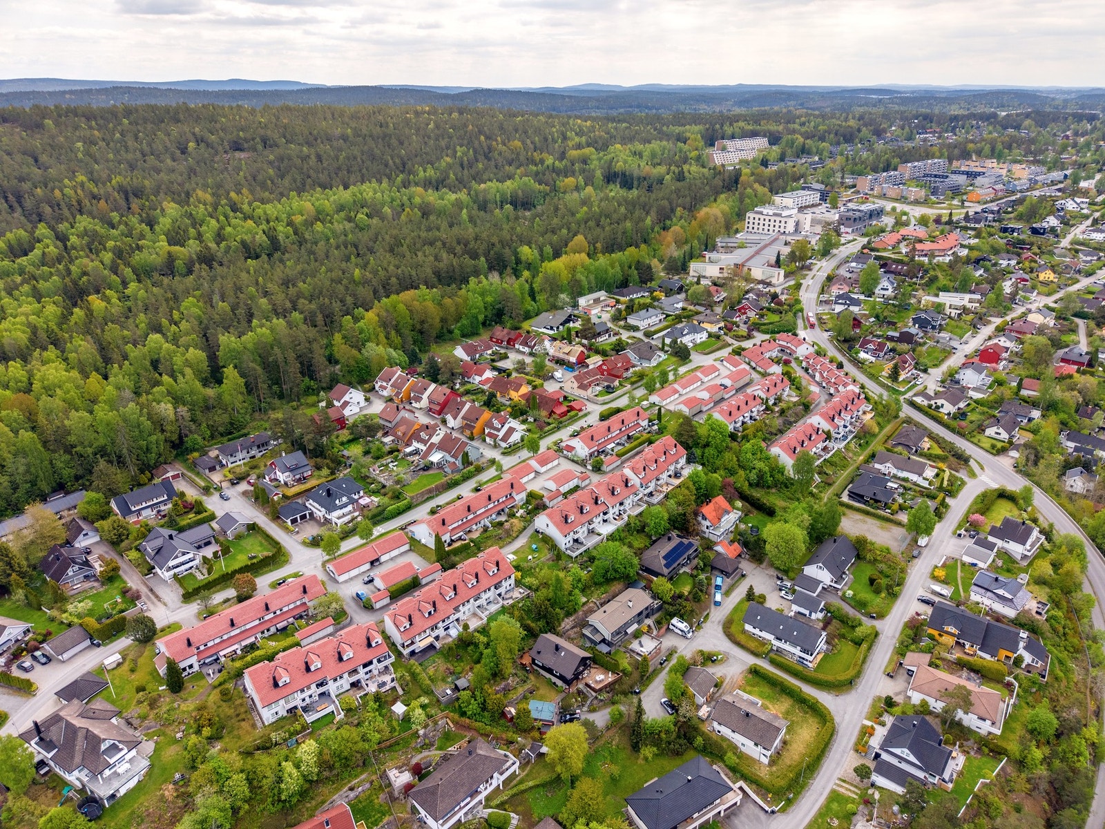 Rekkehuset ligger i et barnevennlig og grønt nærmiljø. Fra rekkehuset er det kort vei til barnehager, skoler, butikker og bussholdeplasser. Galleribilde