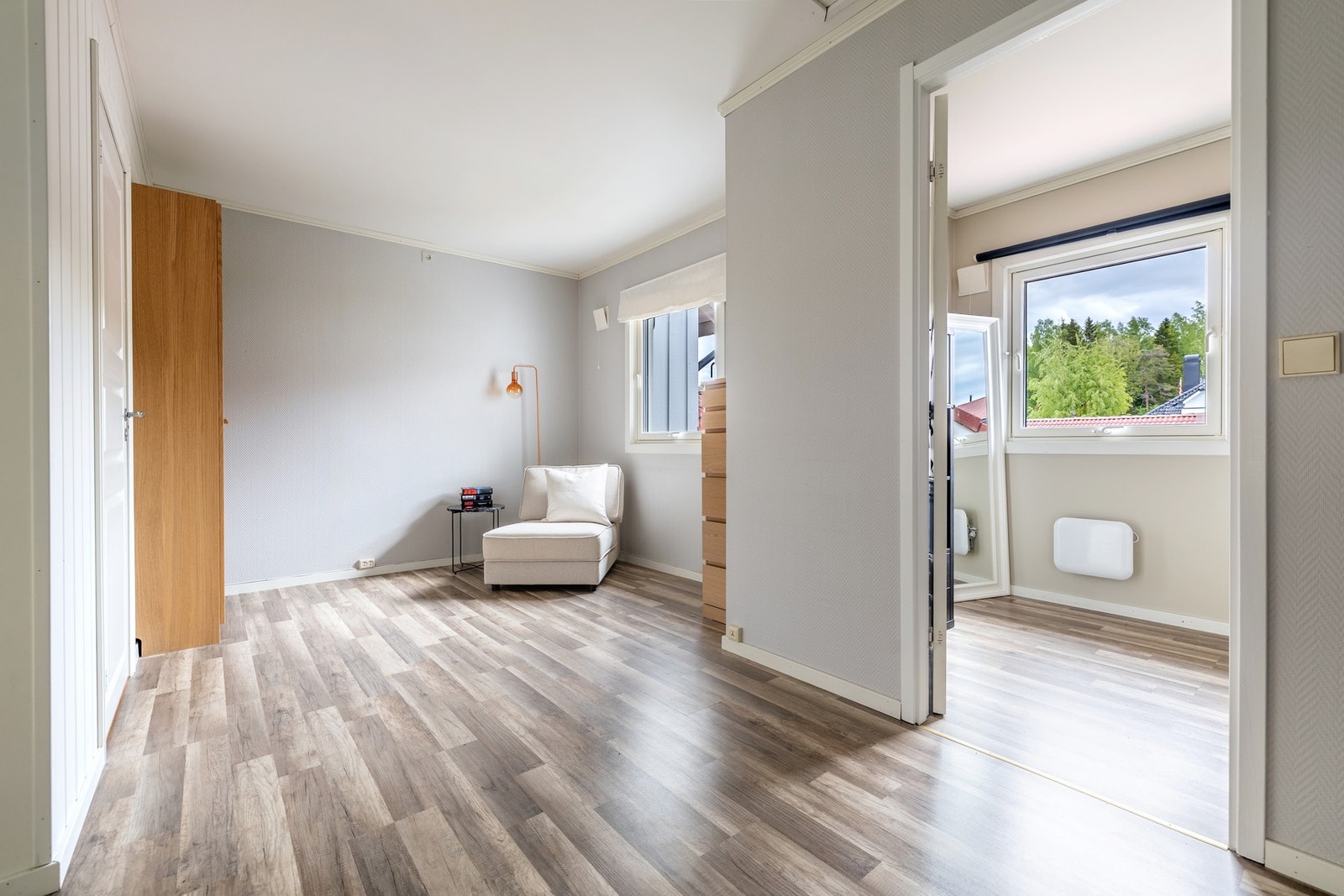 Loftsstuen har plass til sofagruppe og TV-anlegg, perfekt for koselige filmkvelder, lesestunder eller spill med venner og familie. Galleribilde