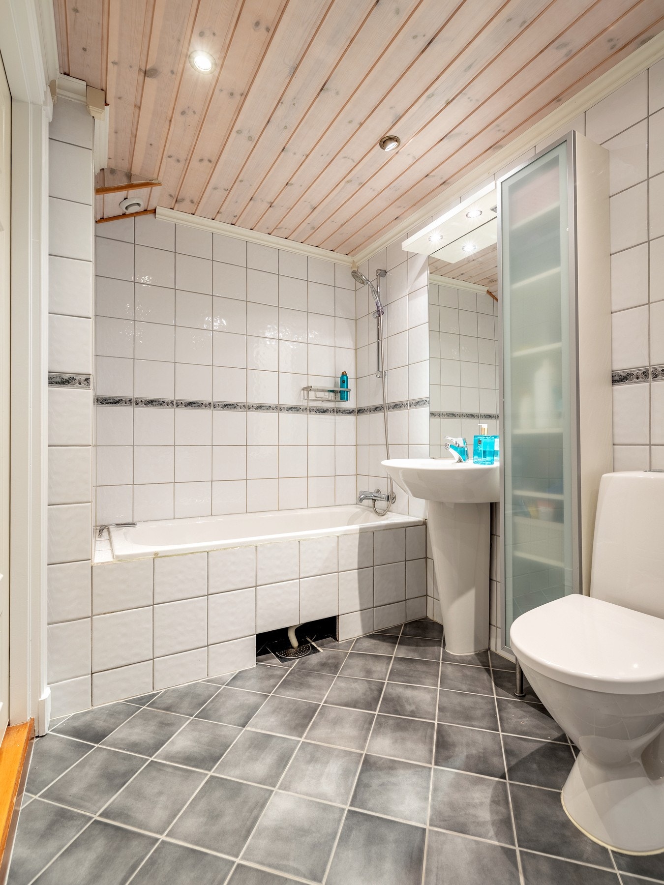 Badet har høyskap for ekstra oppbevaring, samt opplegg for vaskemaskin. Galleribilde