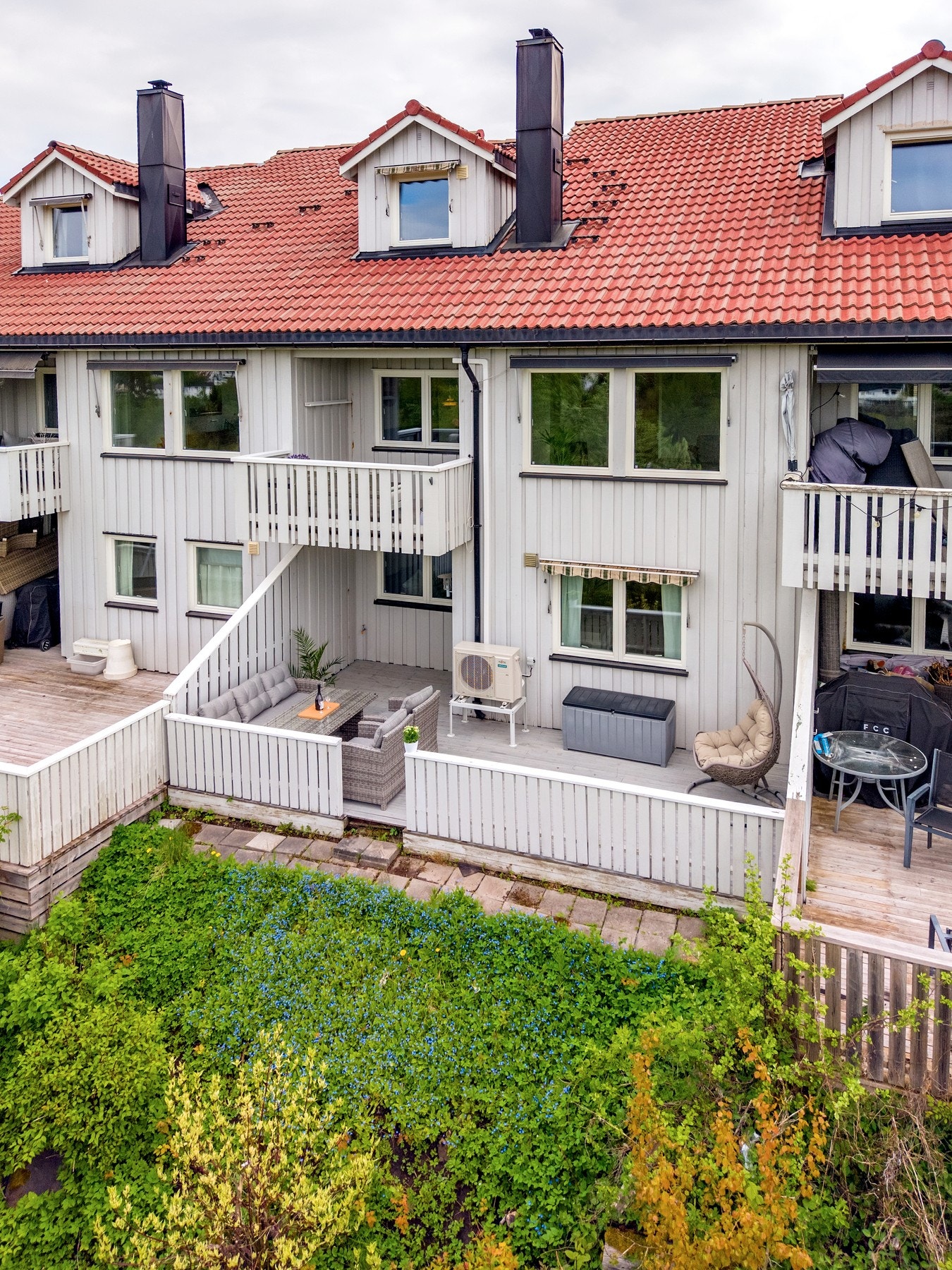 Solrike uteplasser med god plass til sittegruppe, spisebord og grill, perfekt for avslapning, lek og sosiale sammenkomster. Galleribilde