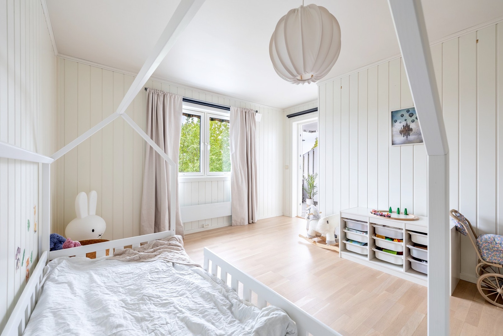 Fra det ene soverommet i underetasjen er det utgang til en romslig, vestvendt terrasseplatting på ca. 22 kvm. Galleribilde