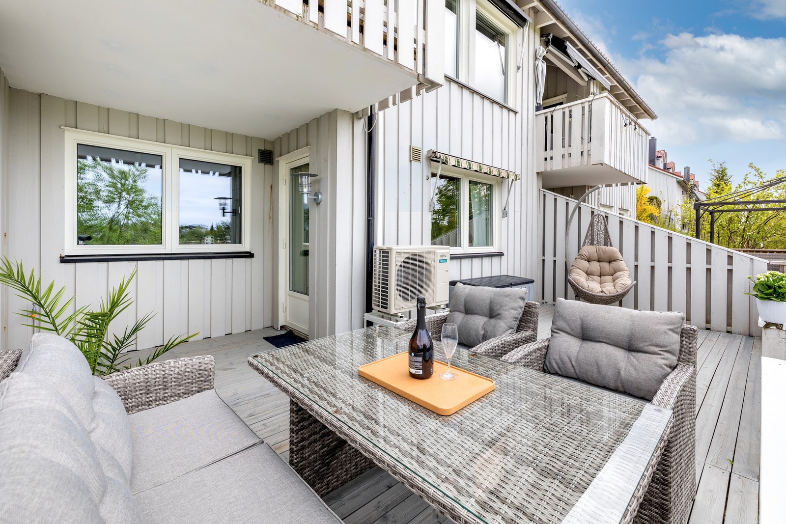 Romslig, vestvendt solrik og usjenert terrasseplatting på ca. 22 kvm. Her er det god plass til sittegruppe, spisebord og grill, perfekt for avslapning, lek eller sosiale sammenkomster med venner og familie. Galleribilde