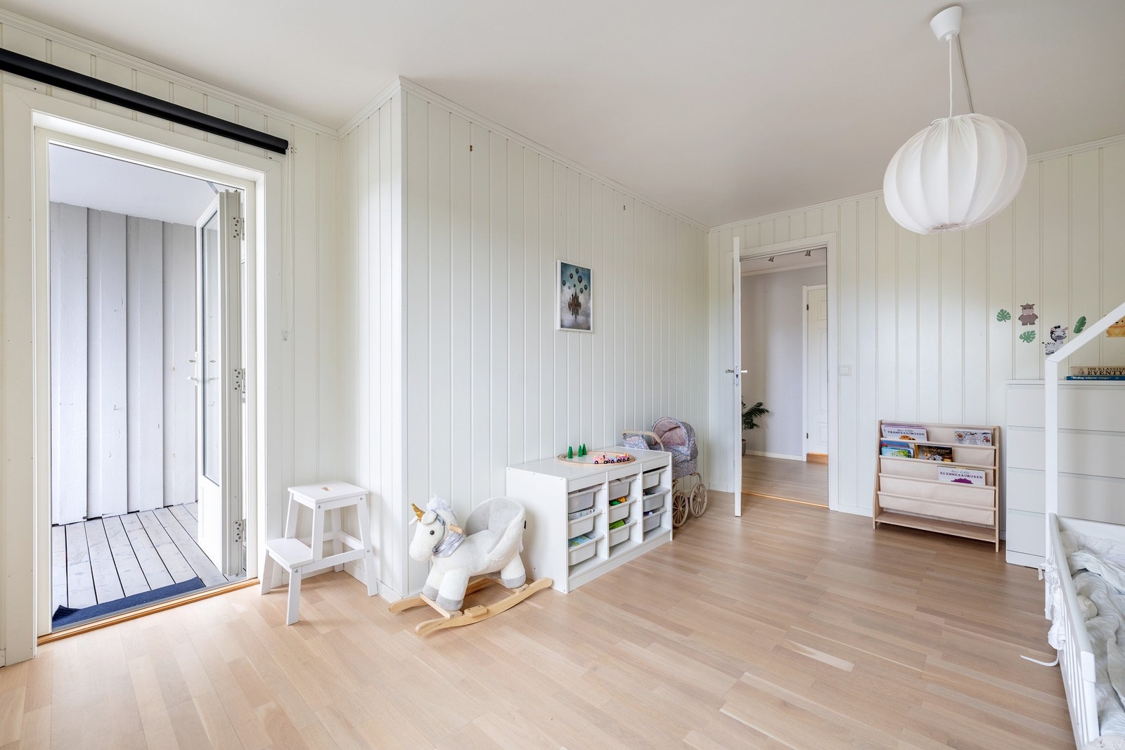 Fra det ene soverommet i underetasjen er det utgang til en romslig, vestvendt terrasseplatting på ca. 22 kvm. Galleribilde