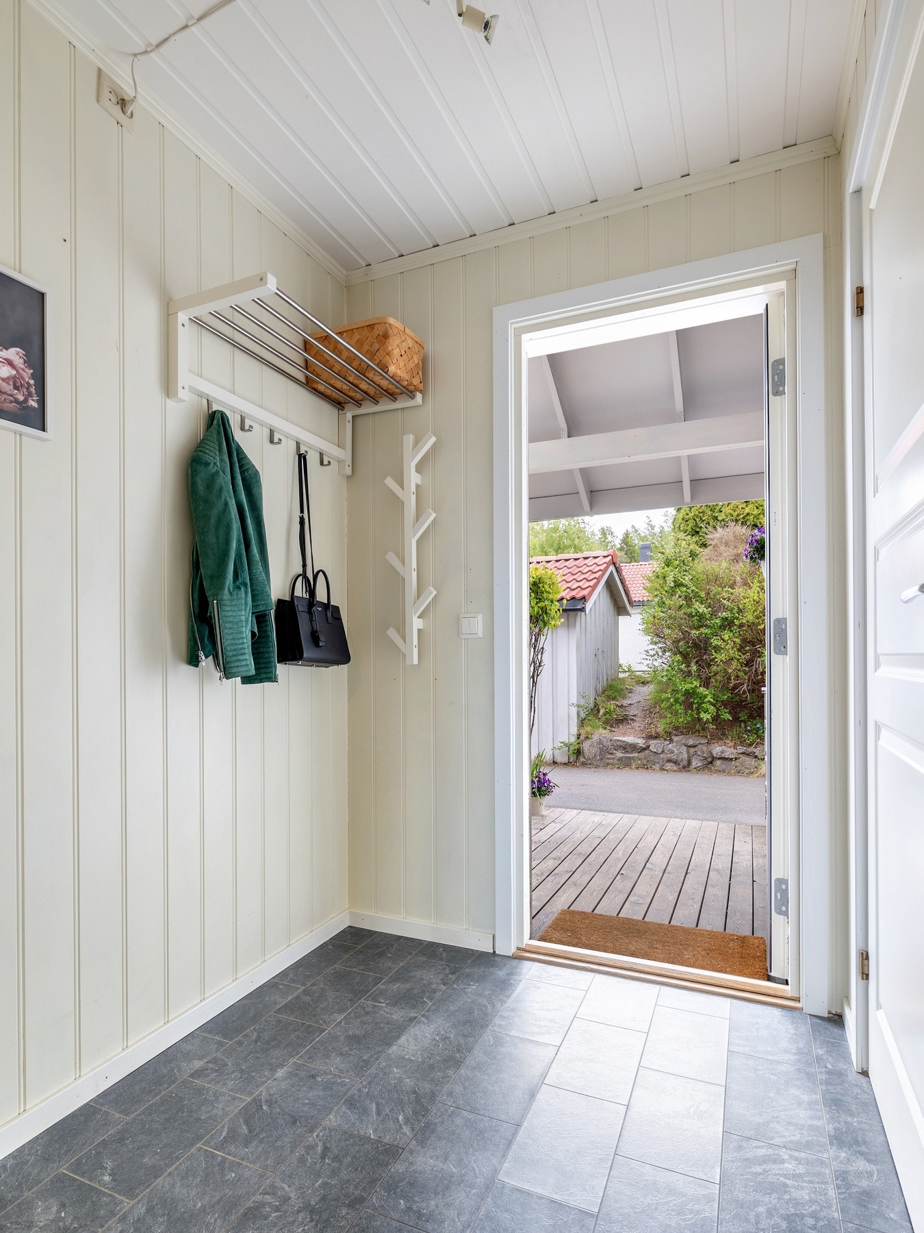Entréen er malt i lyse fargetoner og gulvet er belagt med laminat. Rommet er romslig med god plass til ulike garderobeløsninger for oppbevaring av yttertøy, sko og annet utstyr. Galleribilde