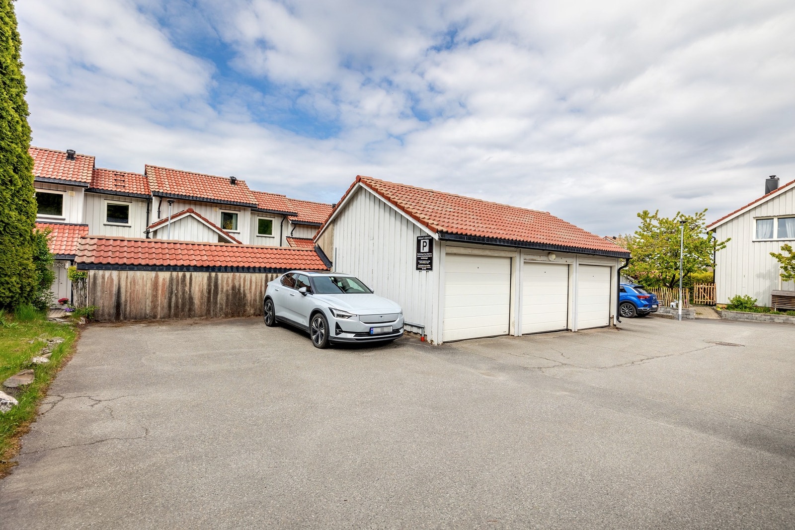 Det er parkering i garasje i felles garasjerekke. Gjesteparkering, øvrig parkering etter områdets gjeldende bestemmelser. Galleribilde