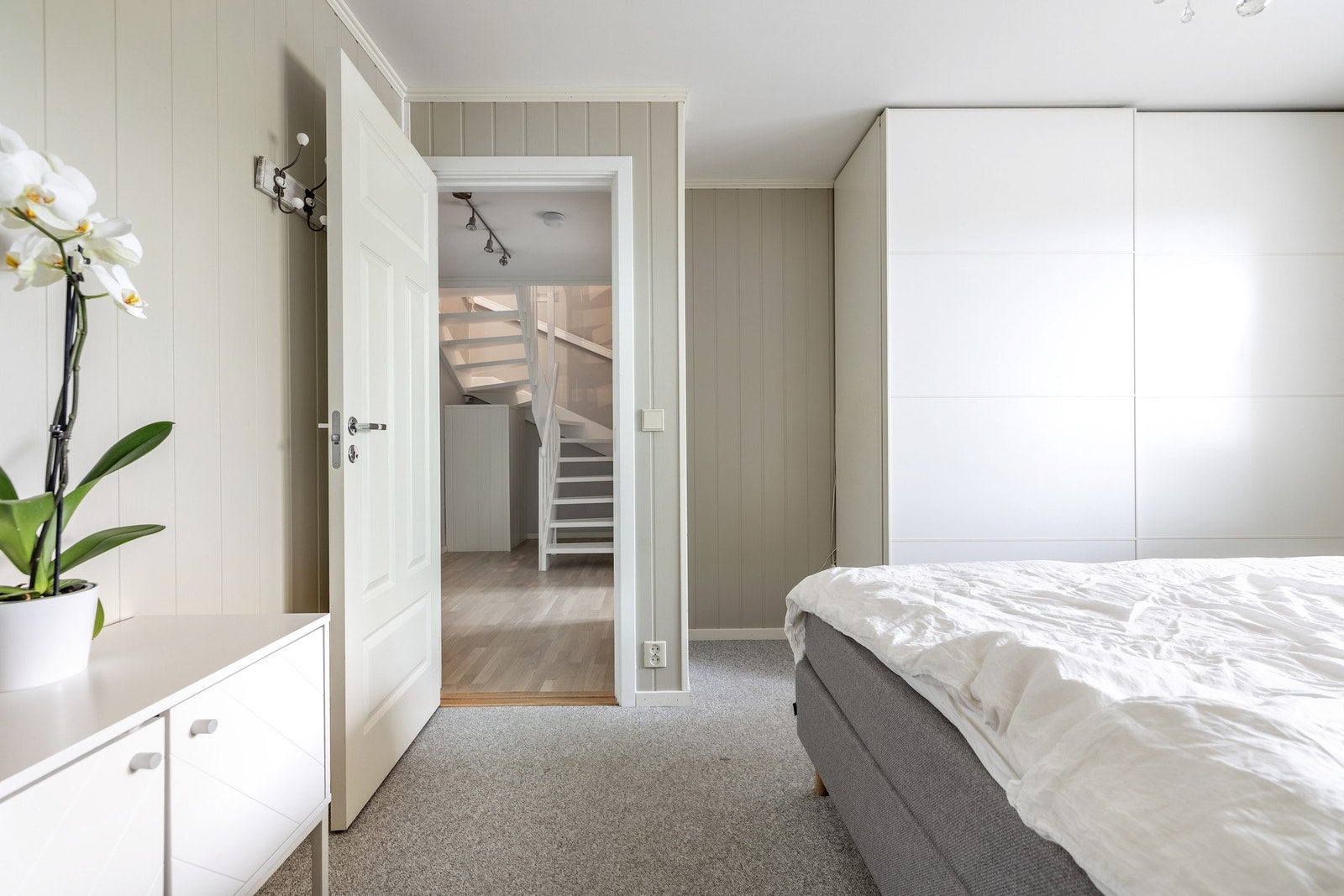 Hovedsoverommet er utstyrt med en praktisk skyvedørsgarderobe. Galleribilde