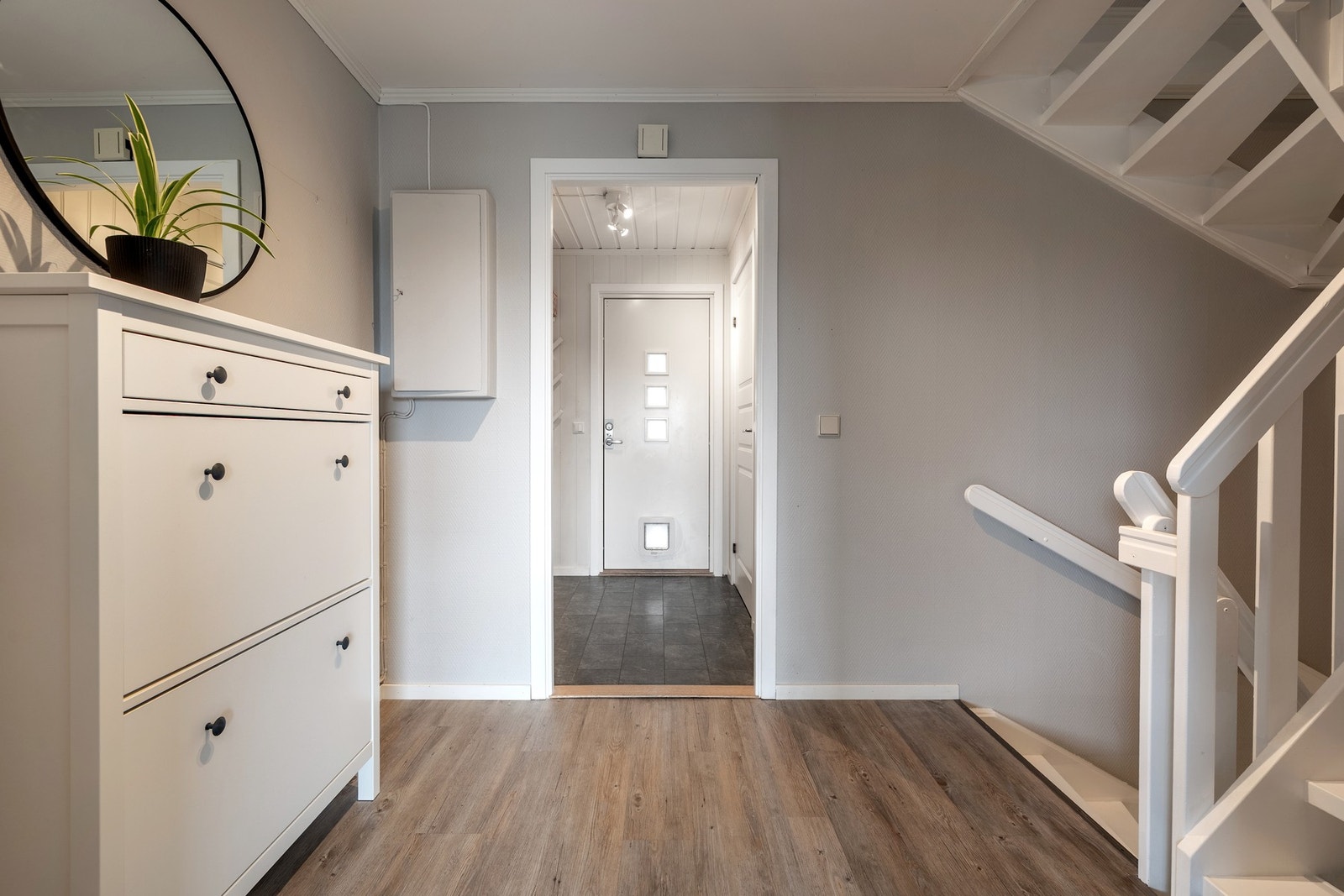 Entréen åpner seg opp mot en romslig gang som fungerer som et naturlig bindeledd til resten av boligen. Galleribilde