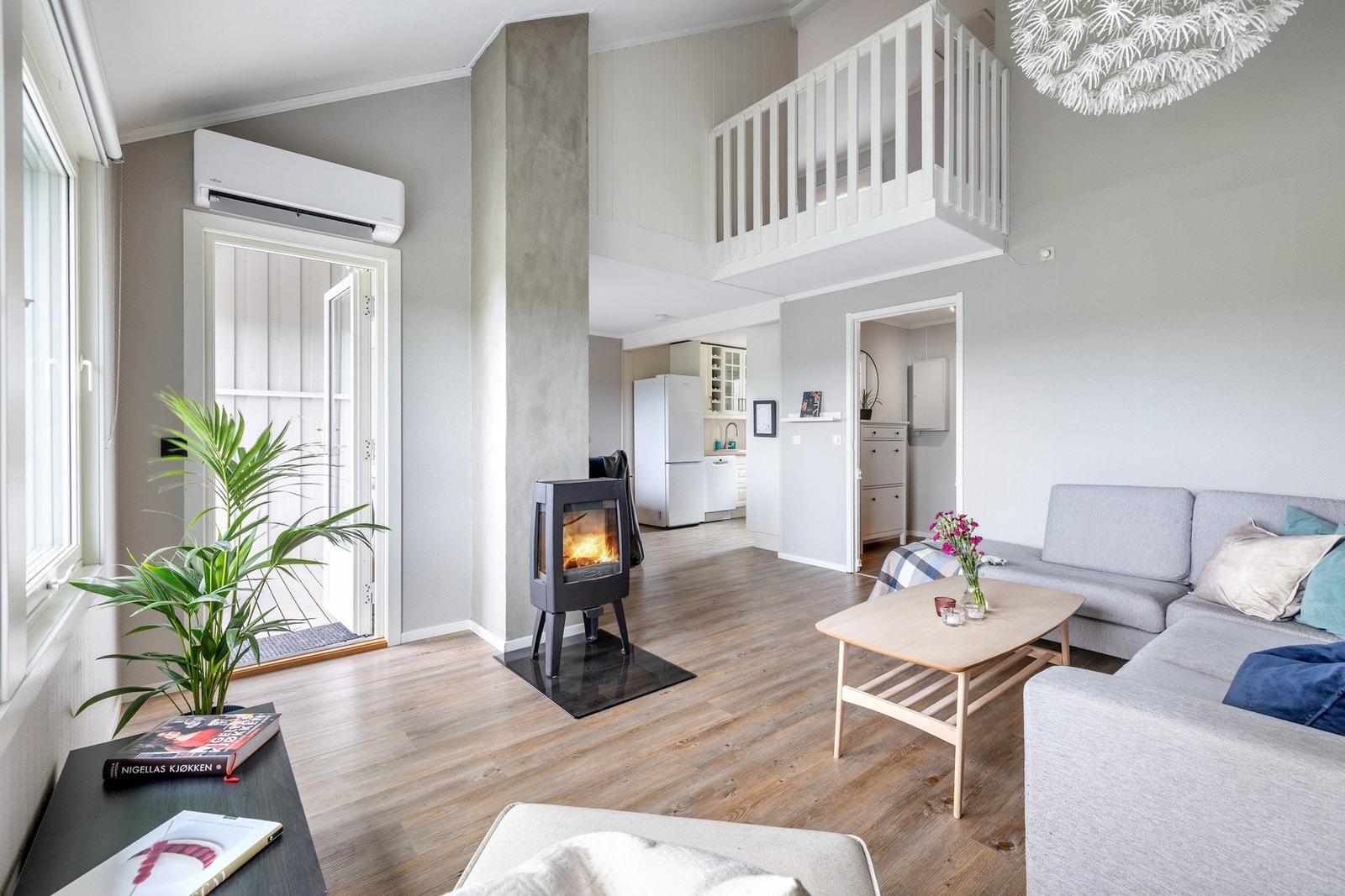 Store vindusflater slipper inn rikelig med naturlig lys, og vedovnen med flammeinnsyn bidrar til ekstra varme og hygge på kjølige dager. Galleribilde