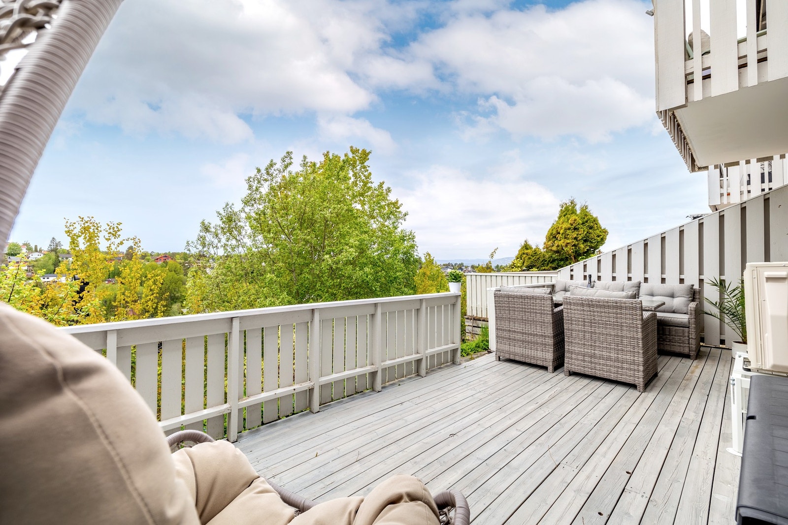 Romslig, vestvendt solrik og usjenert terrasseplatting på ca. 22 kvm. Her er det god plass til sittegruppe, spisebord og grill, perfekt for avslapning, lek eller sosiale sammenkomster med venner og familie. Galleribilde