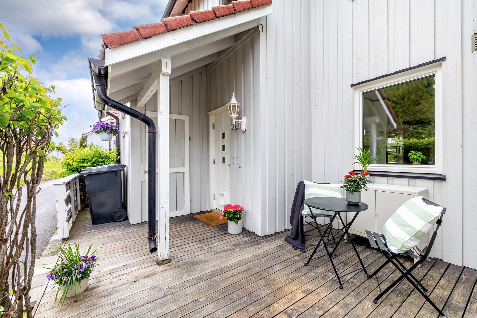 Ved inngangspartiet er det opparbeidet en terrasseplatting på ca. 15 kvm. Denne har god plass til utemøbler og beplanting, og gir er godt førsteinntrykk av boligen. Galleribilde
