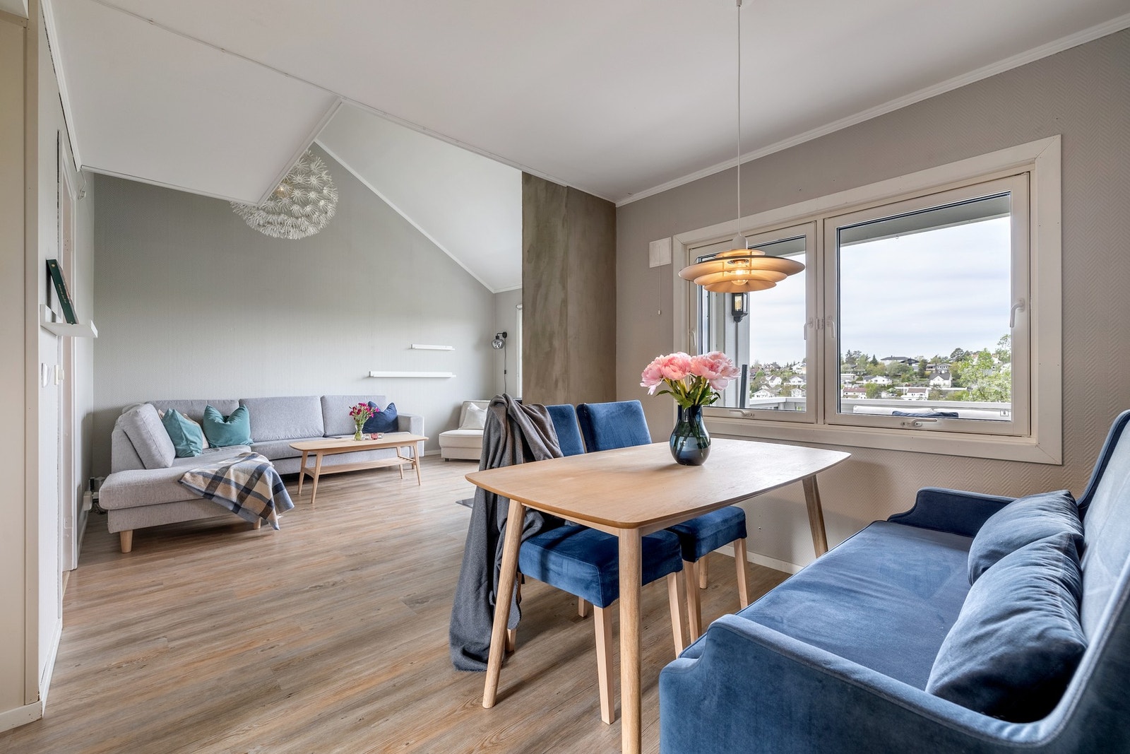 Stuen er lys og trivelig med god takhøyde, lysmalte vegger og laminatgulv. Her er det god plass til sofagruppe, TV-anlegg og spiseseksjon. Galleribilde