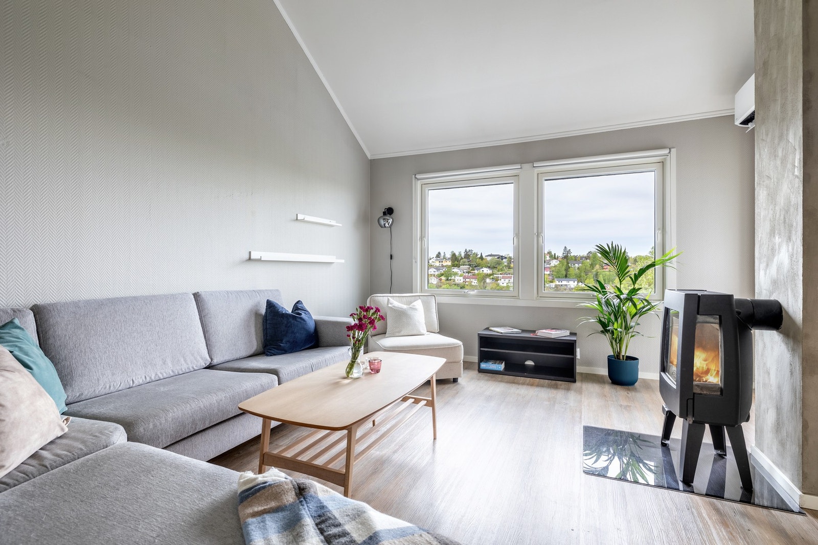 Store vindusflater slipper inn rikelig med naturlig lys, og vedovnen med flammeinnsyn bidrar til ekstra varme og hygge på kjølige dager. Galleribilde