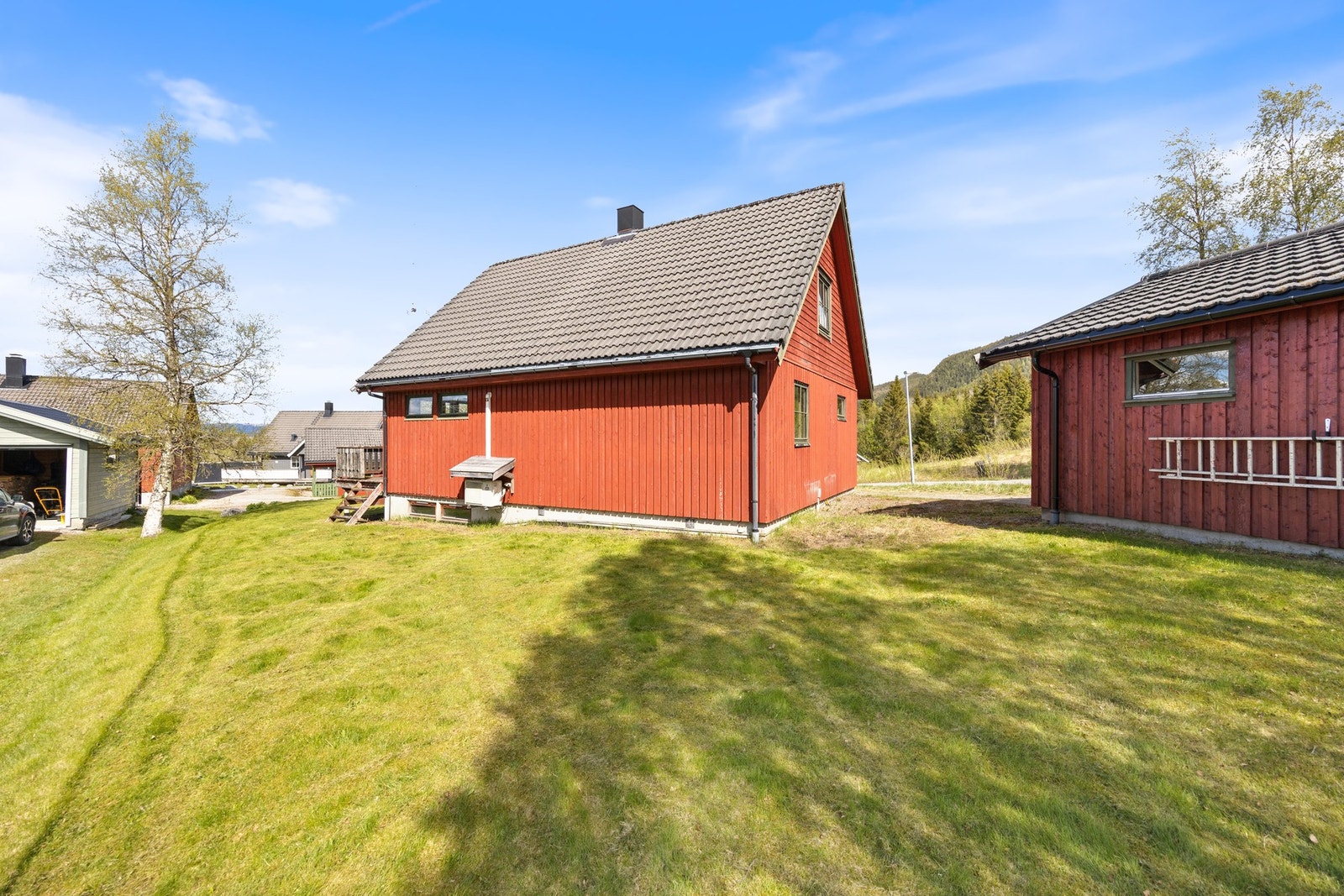 Det er plenlagt område rundt huset Galleribilde