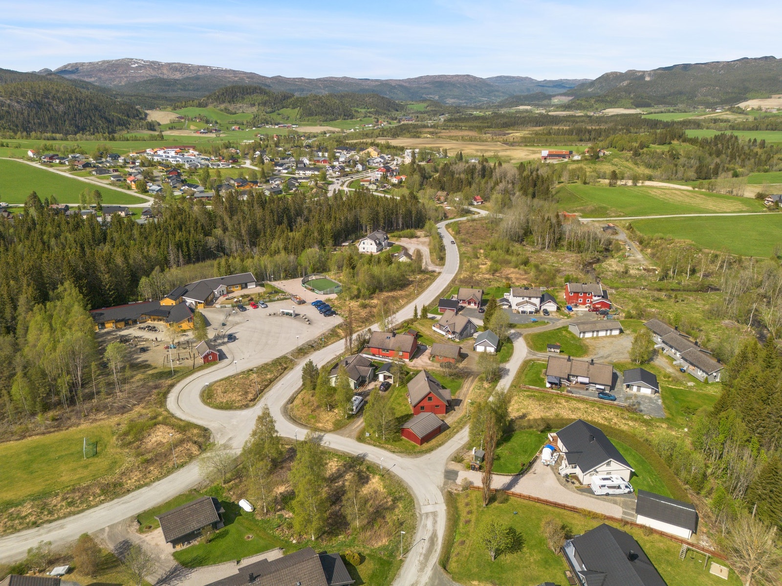 Umiddelbar nærhet til barnehage, samt fotballbane og friområder Galleribilde