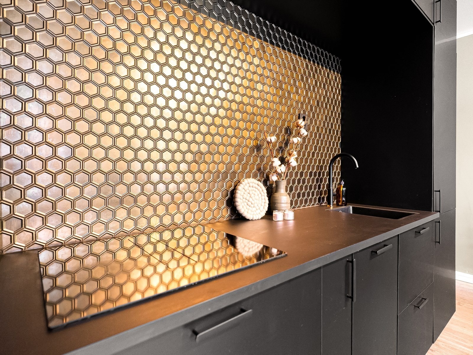 Italienske designfliser over kjøkkenbenk. Galleribilde