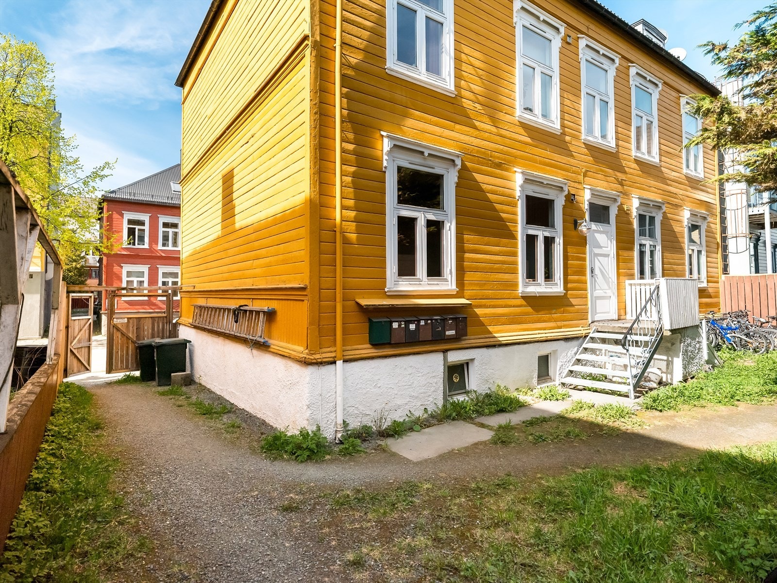 Bakgård. Galleribilde