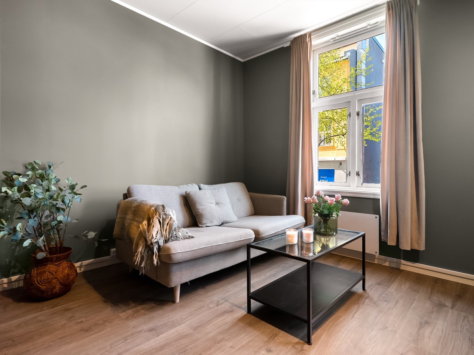 Leiligheten ligger i en høy 1. etasje. Galleribilde