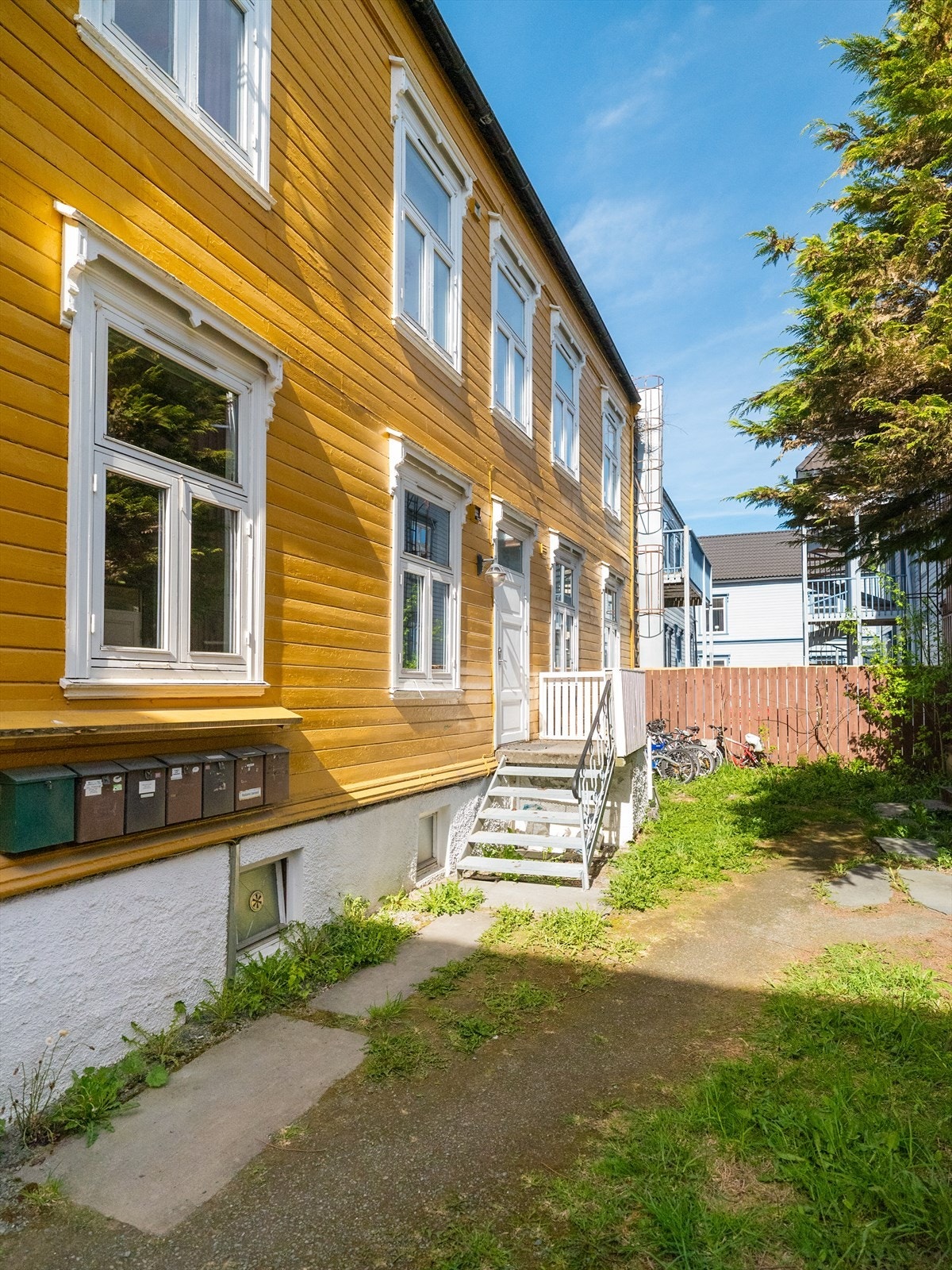 Bakgård Galleribilde