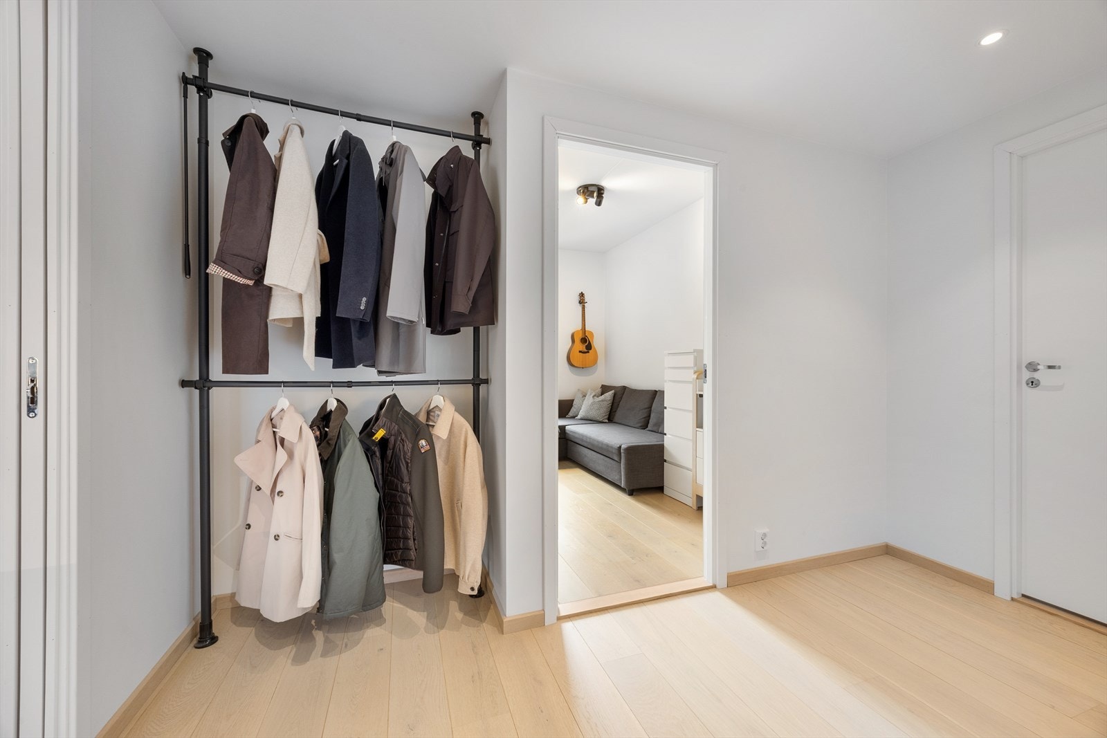 God plass til oppbevaring av yttertøy i gangen. Galleribilde