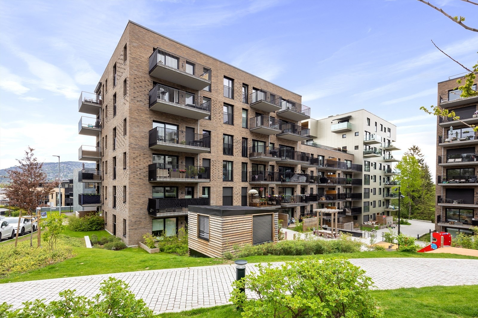 Bygget er fra 2023 og har en moderne fasade med tegl og trepanel. Galleribilde