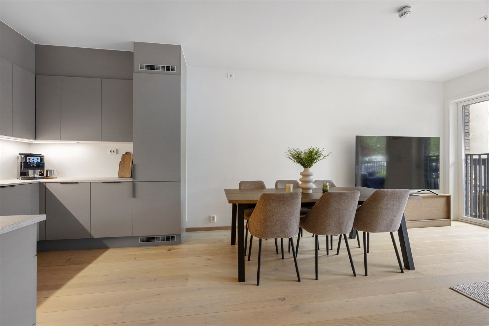 Leiligheten varmes opp med radiatorer tilknyttet felles varmeanlegg. Galleribilde