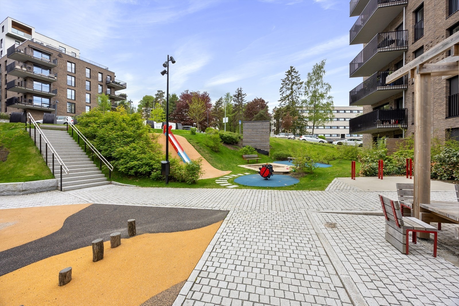Borettslaget har flere lekeplasser og sosiale soner for beboerne. Galleribilde