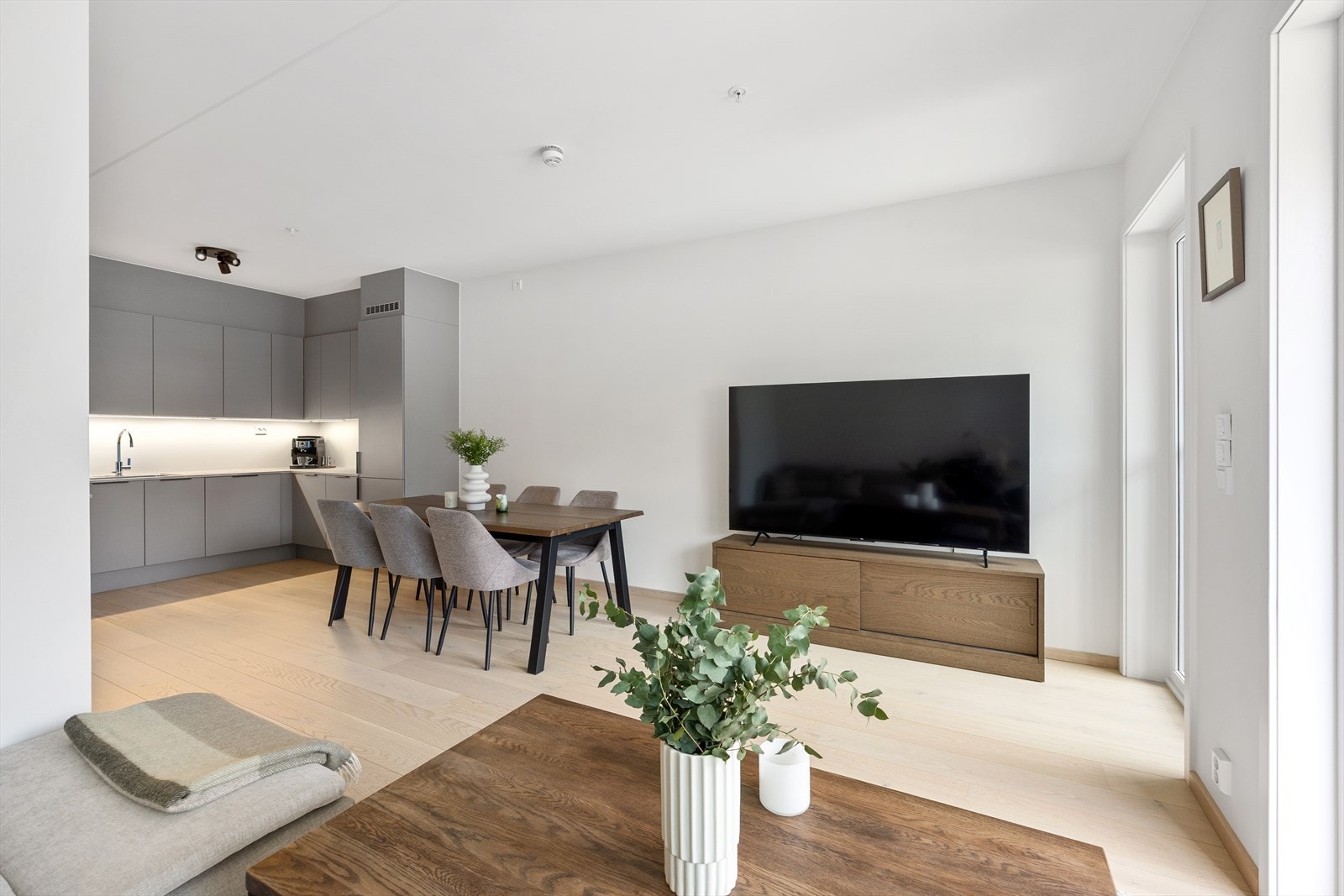 Rommet har en takhøyde på cirka 2,69 meter og plass til både spisebord og sofagruppe. Galleribilde