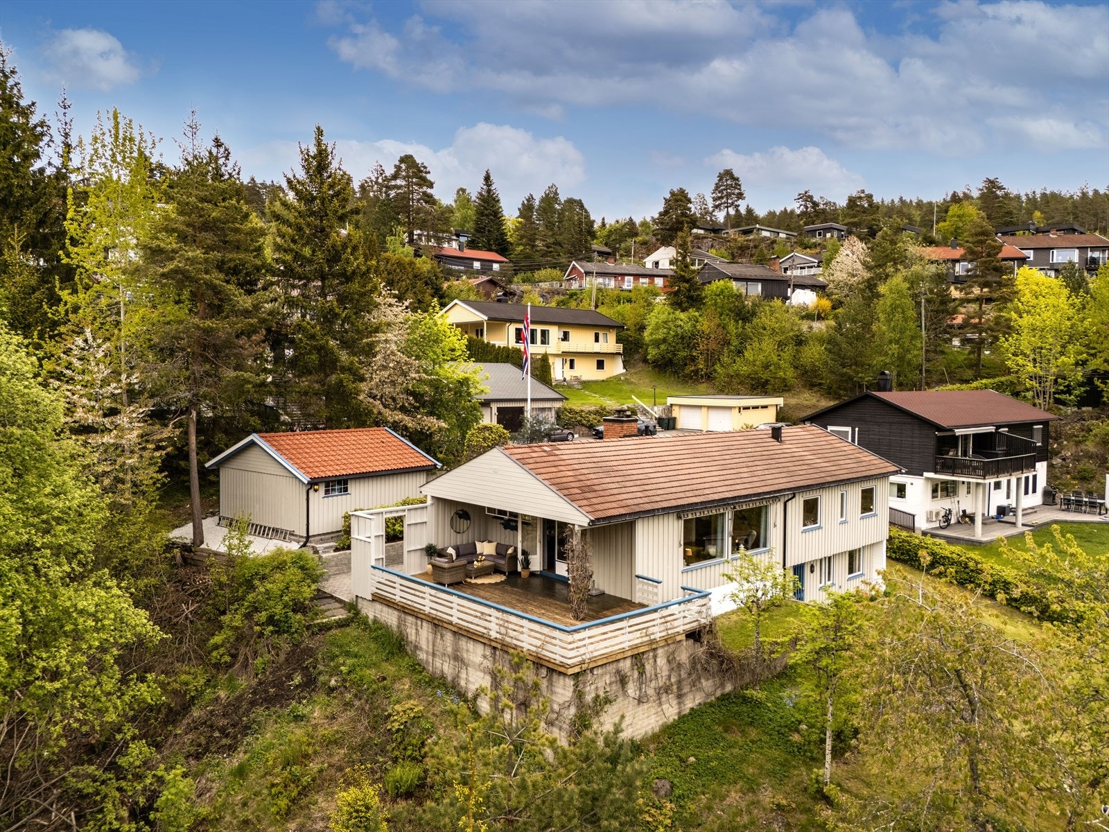 Innholdsrik enebolig fra 1970 i et etablert og rolig boligområde. Her bor du svært barnevennlig, innerst i en blindvei. Galleribilde