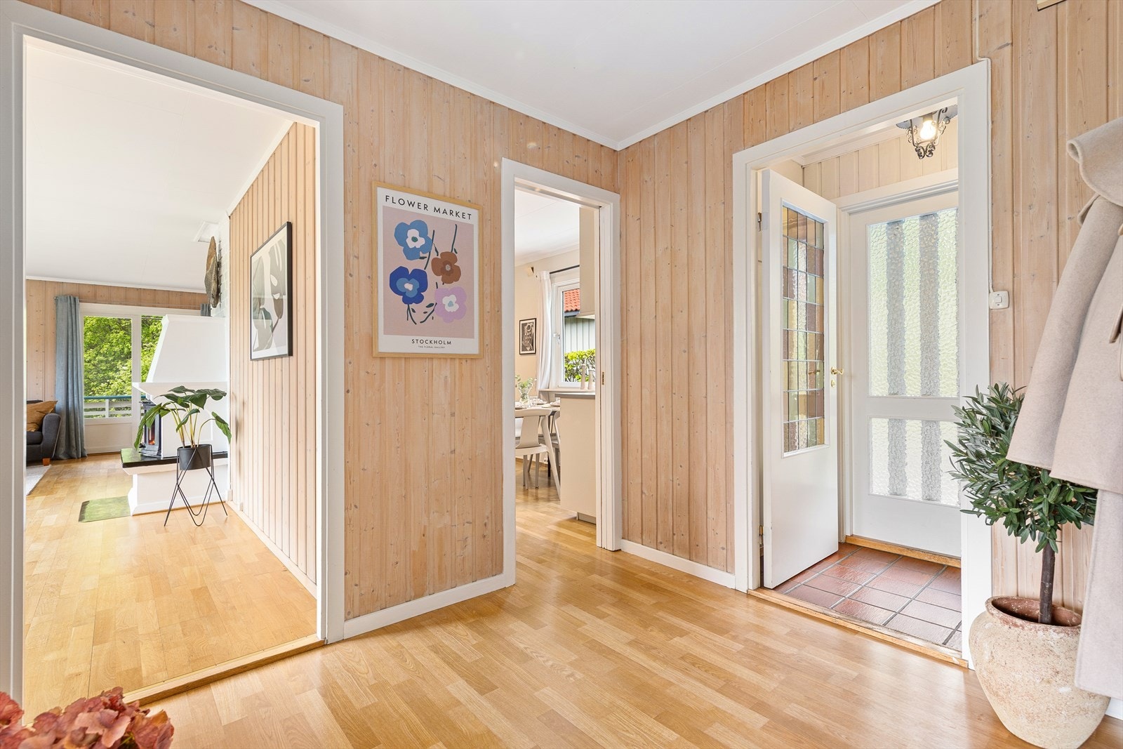 Fra gangen er det trapp ned til underetasjen og loftsluke med nedfellbar stige til lagringsloft. Galleribilde