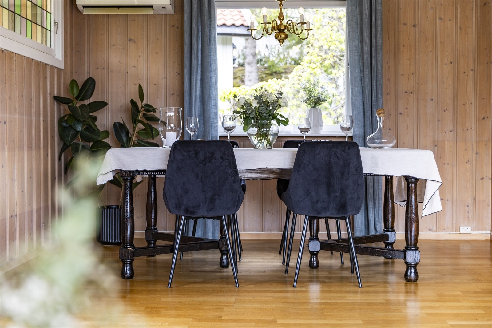 Spisestuen har plass til langbord og er praktisk plassert mellom stuen og kjøkkenet. Galleribilde