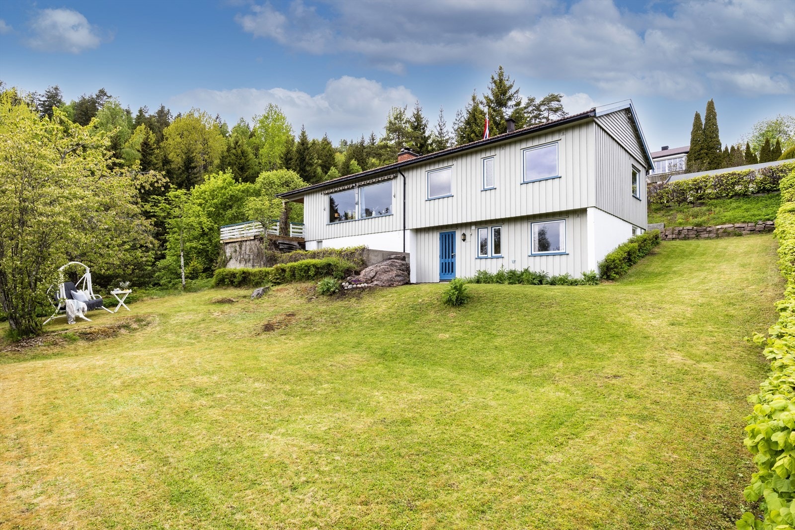Stor og solrik hage med boltreplass for både store, små og firbeinte. Galleribilde
