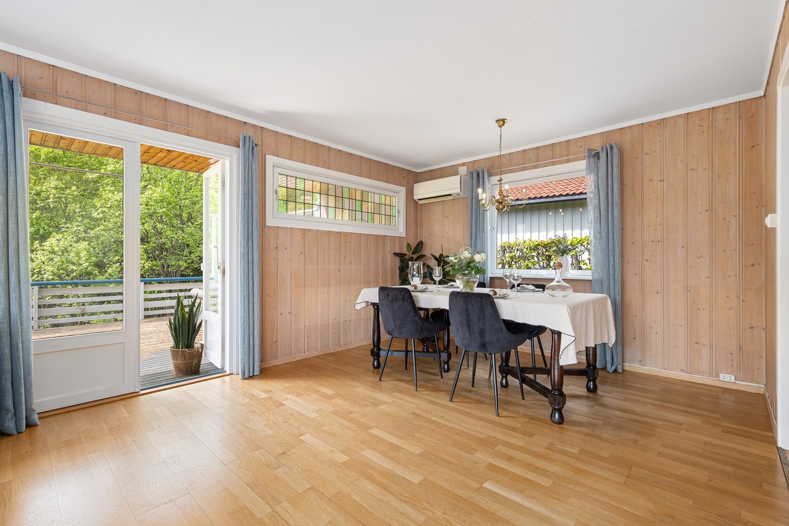 Fra spisestuen er det direkte utgang til terrassen via en dobbel balkongdør. Galleribilde