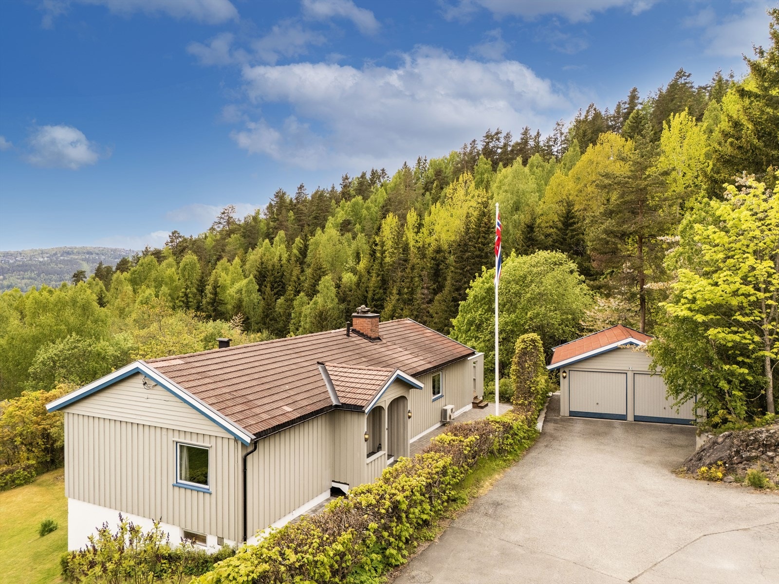 På eiendommen er det en frittstående dobbelgarasje, oppført i 1998. Galleribilde