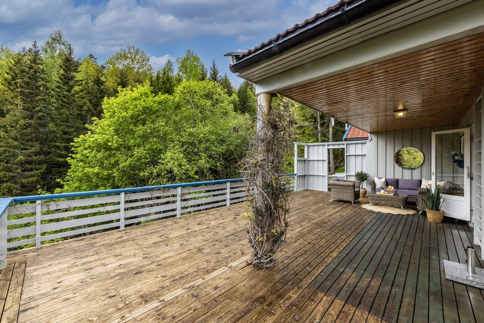 Den store terrassen gir rikelig med plass for både sittegrupper og beplantning. Galleribilde