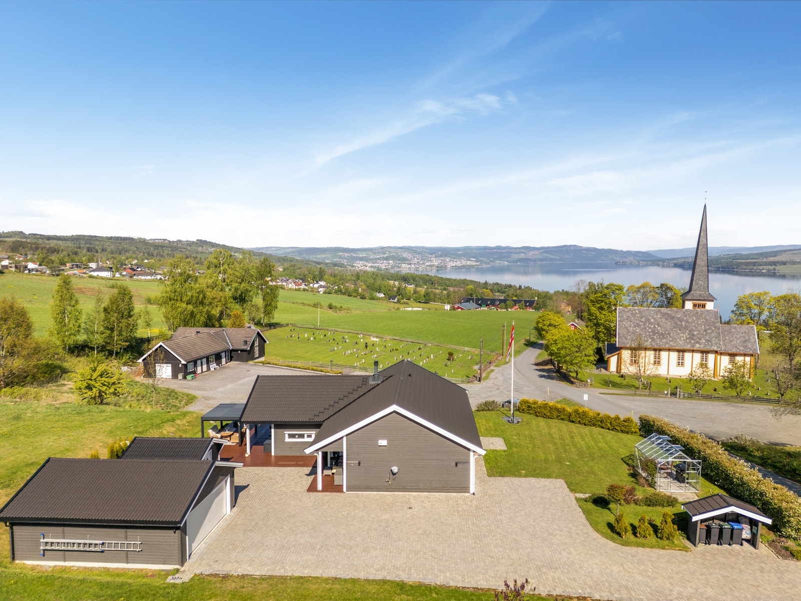 Gårdsplassen er belagt med belegningsstein, noe som skaper et pent og ryddig førsteinntrykk. Galleribilde