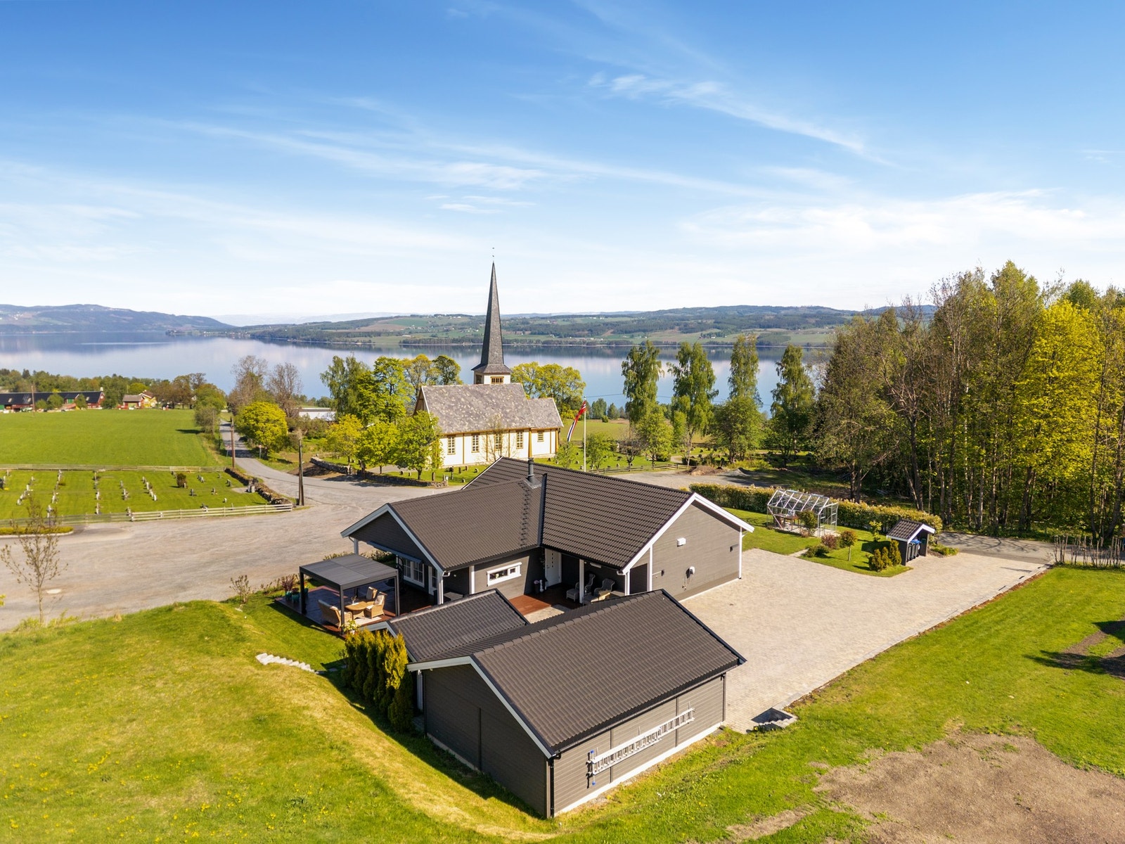 Eiendommen har flott utsikt over det vakre kulturlandskapet og Mjøsa. Galleribilde