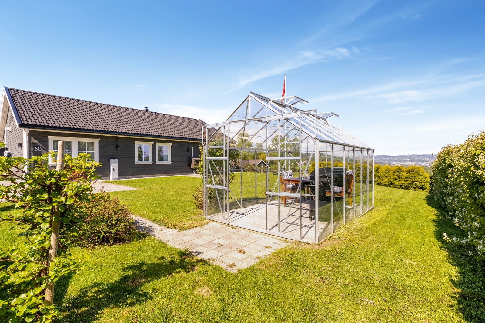 I hagen finnes et drivhus. Galleribilde