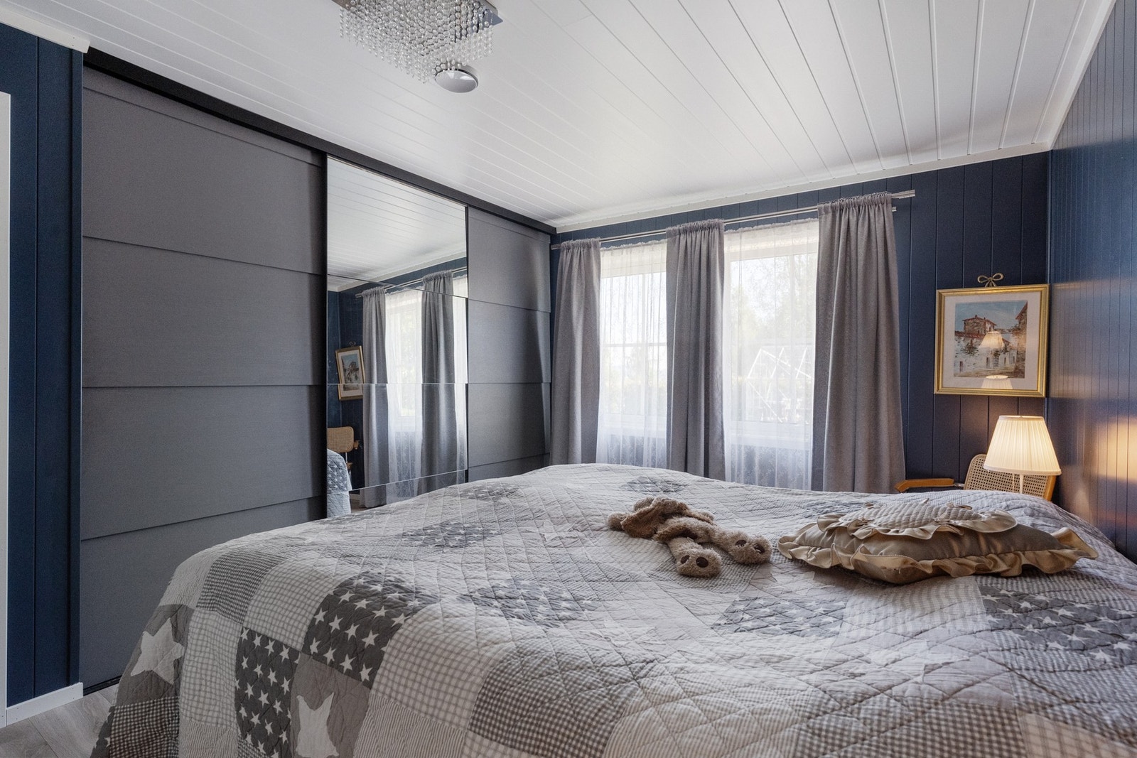 I tillegg har rommet en romslig garderobe med god plass til oppbevaring. Galleribilde