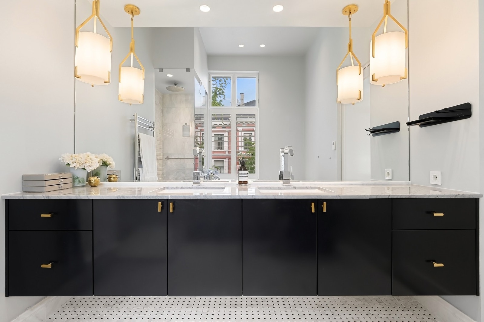 Dette badet har smakfull, stilren innredning. Gulvet har fliser med vannbåren gulvvarme, og det er downlights og innfelte høyttalere i himlingen. Galleribilde