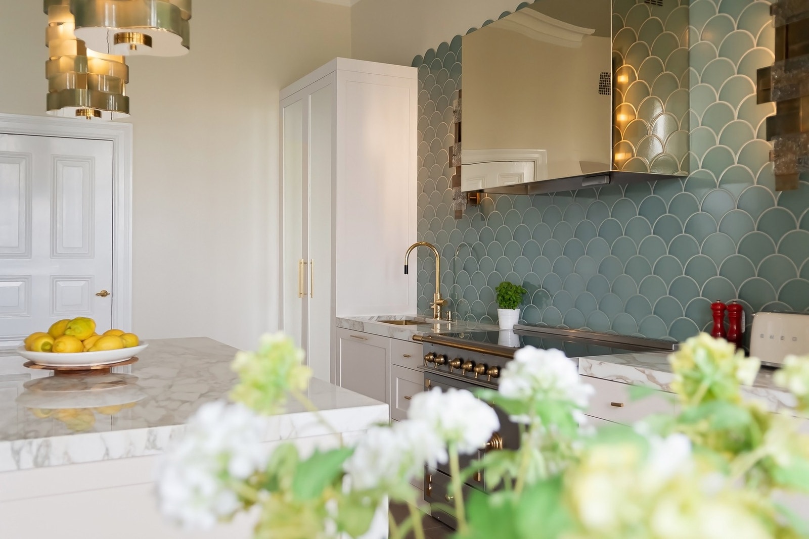 Kjøkkenet er et rom man umiddelbart trekkes mot. Et stort, påkostet spisekjøkken hvor klassiske detaljer møter moderne luksus på en elegant måte. Galleribilde
